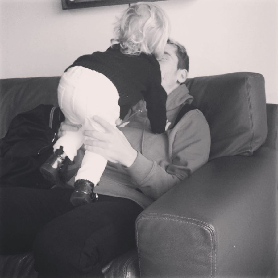 10 Potret Antoine Griezmann momong putri kecilnya, hot daddy