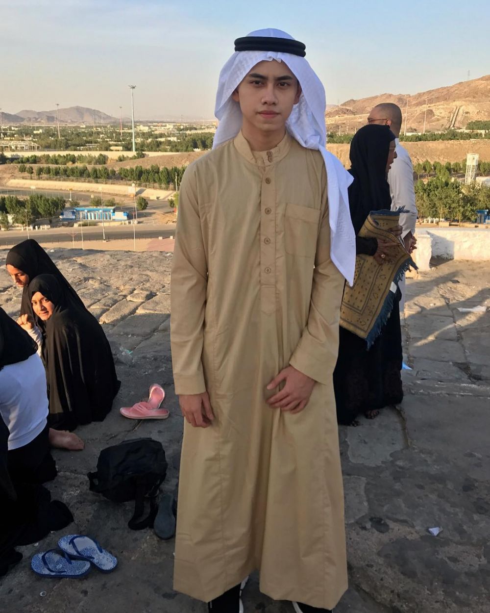 Gaya 8 seleb ganteng pakai serban, pesonanya bak pangeran Arab