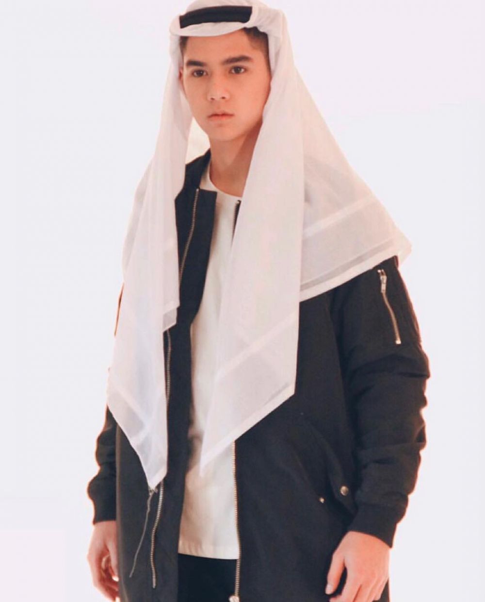 Gaya 8 seleb ganteng pakai serban, pesonanya bak pangeran Arab