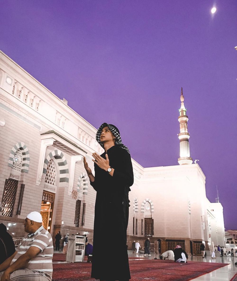 Gaya 8 seleb ganteng pakai serban, pesonanya bak pangeran Arab