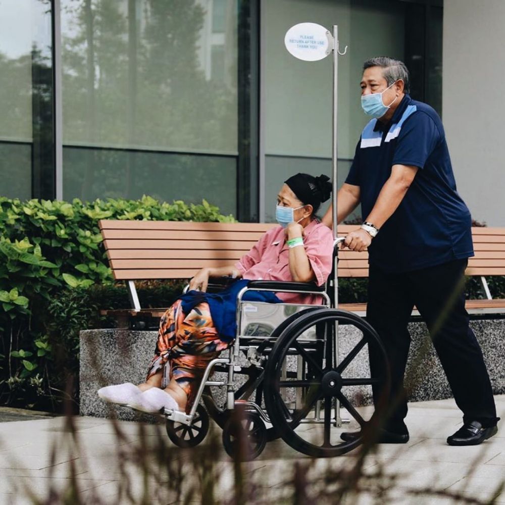 7 Momen bahagia Ani Yudhoyono hirup udara segar ditemani SBY