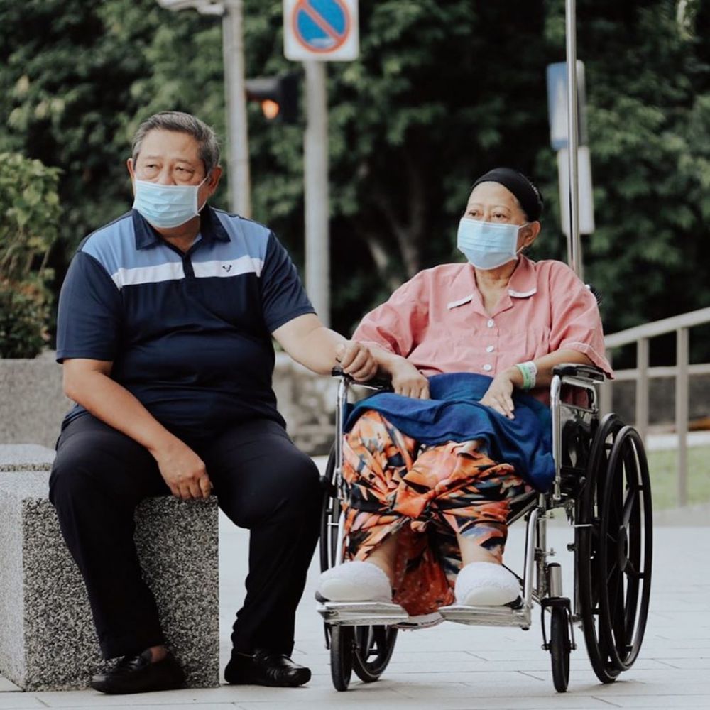 7 Momen bahagia Ani Yudhoyono hirup udara segar ditemani SBY