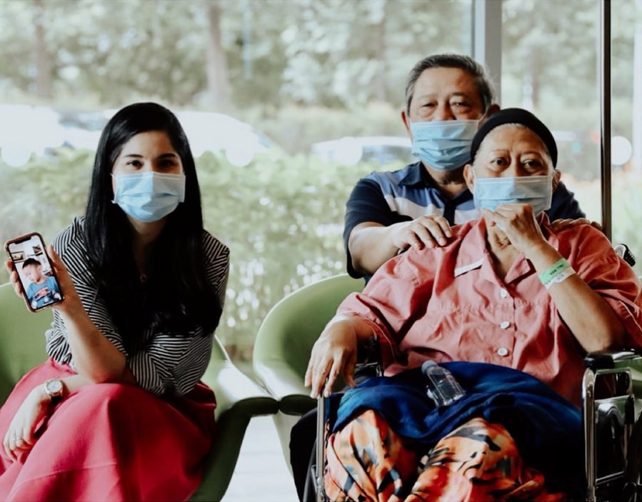 7 Momen bahagia Ani Yudhoyono hirup udara segar ditemani SBY
