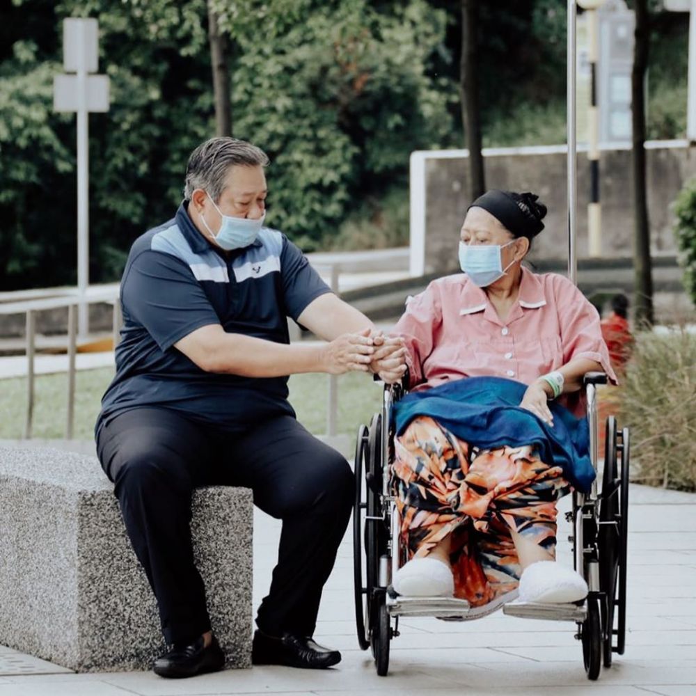 7 Momen bahagia Ani Yudhoyono hirup udara segar ditemani SBY