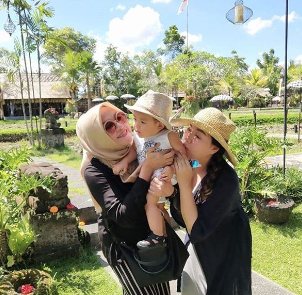 7 Potret ibunda Vicky Shu, penampilannya fashionable abis