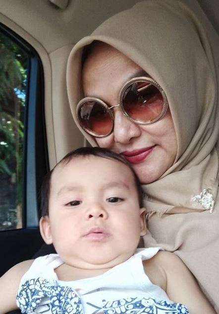 7 Potret ibunda Vicky Shu, penampilannya fashionable abis