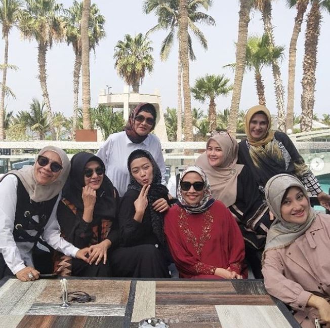 7 Potret ibunda Vicky Shu, penampilannya fashionable abis