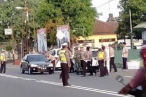 Polisi bagikan takjil, pengendara panik putar balik dikira razia