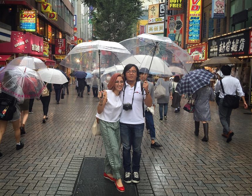 Jarang terekspos, ini 10 momen mesra Ari Lasso dan istrinya