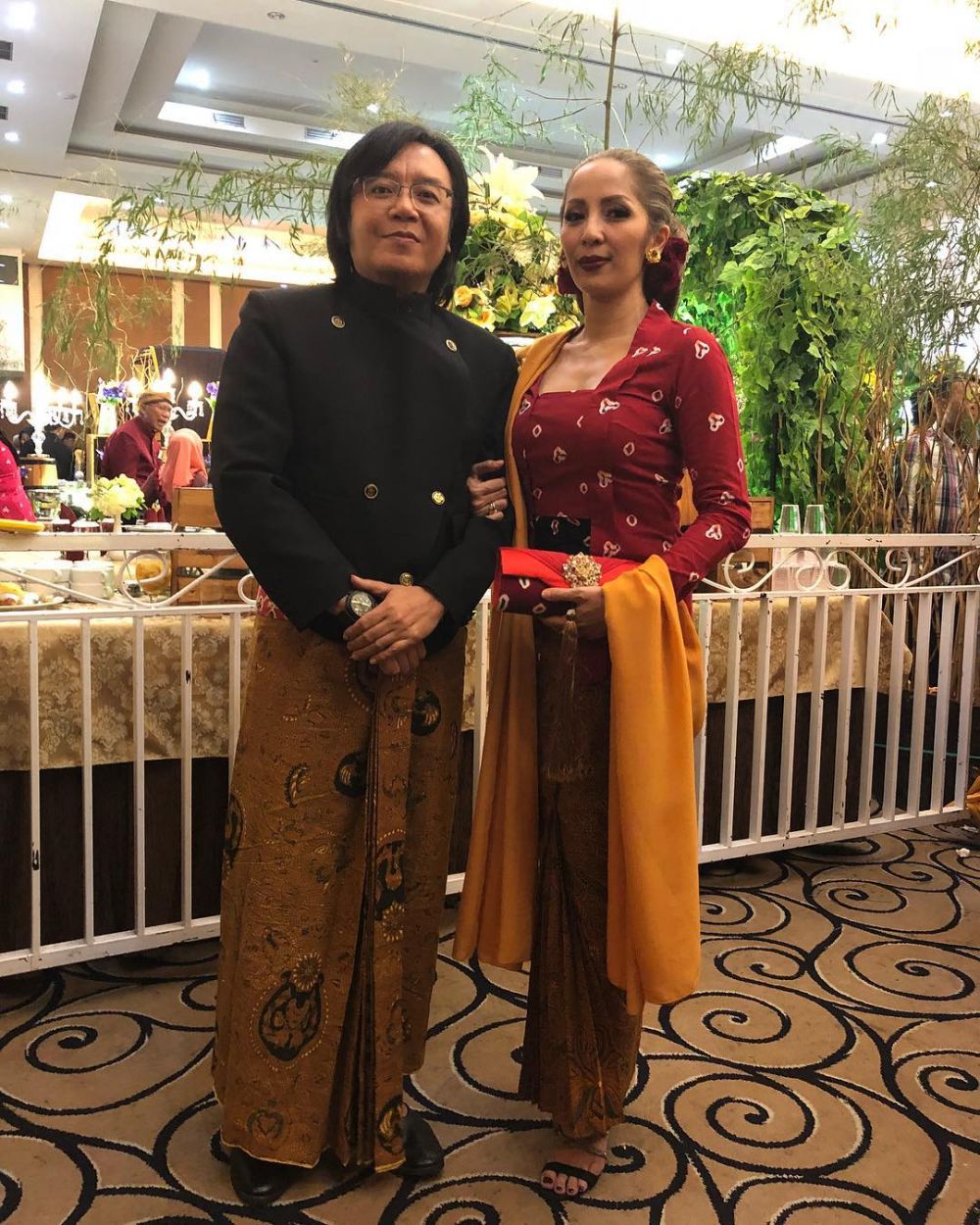 Jarang terekspos, ini 10 momen mesra Ari Lasso dan istrinya