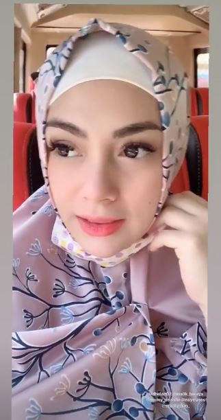 10 Momen haru Celine Evangelista sambangi fans dengan berhijab