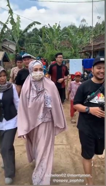 10 Momen haru Celine Evangelista sambangi fans dengan berhijab