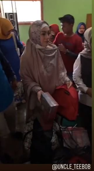 10 Momen haru Celine Evangelista sambangi fans dengan berhijab