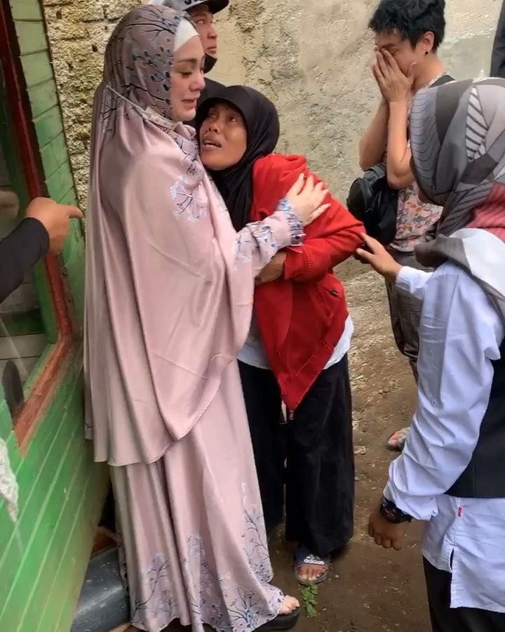 10 Momen haru Celine Evangelista sambangi fans dengan berhijab