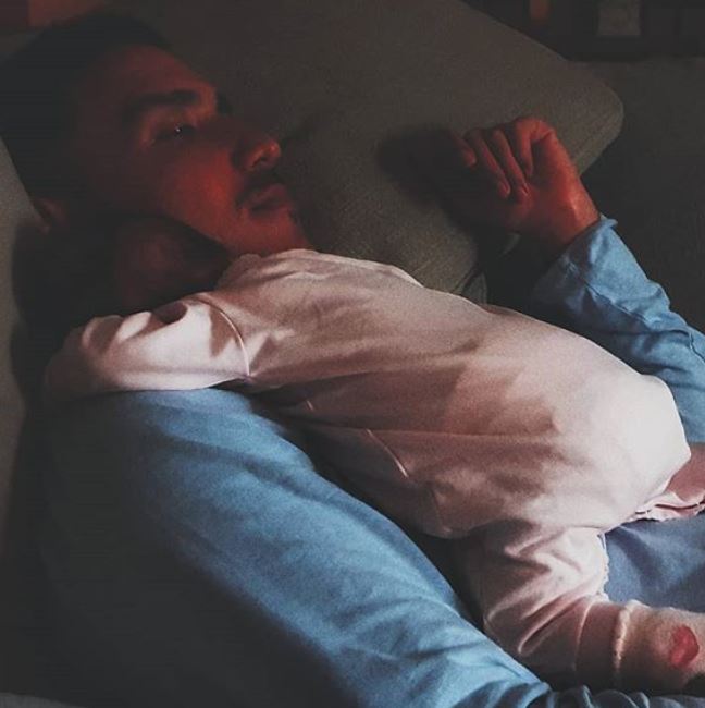 Cara 7 seleb ganteng momong anak ini so sweet