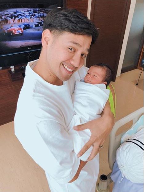 Cara 7 seleb ganteng momong anak ini so sweet