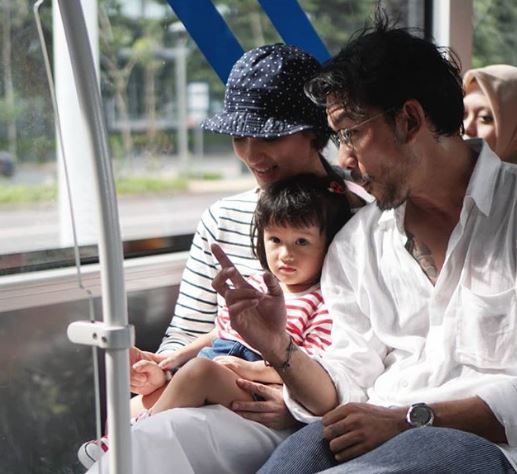 Cara 7 seleb ganteng momong anak ini so sweet