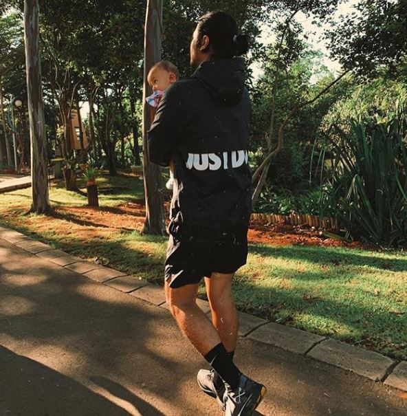 Cara 7 seleb ganteng momong anak ini so sweet