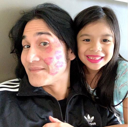 Cara 7 seleb ganteng momong anak ini so sweet