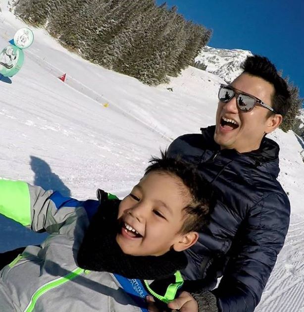 Cara 7 seleb ganteng momong anak ini so sweet