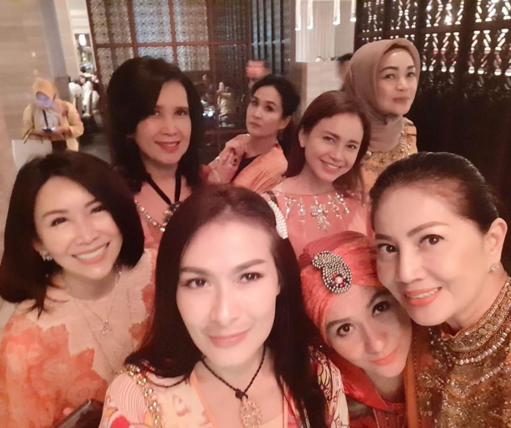 10 Momen Mayangsari bukber geng sosialita Kepompong, gayanya cetar