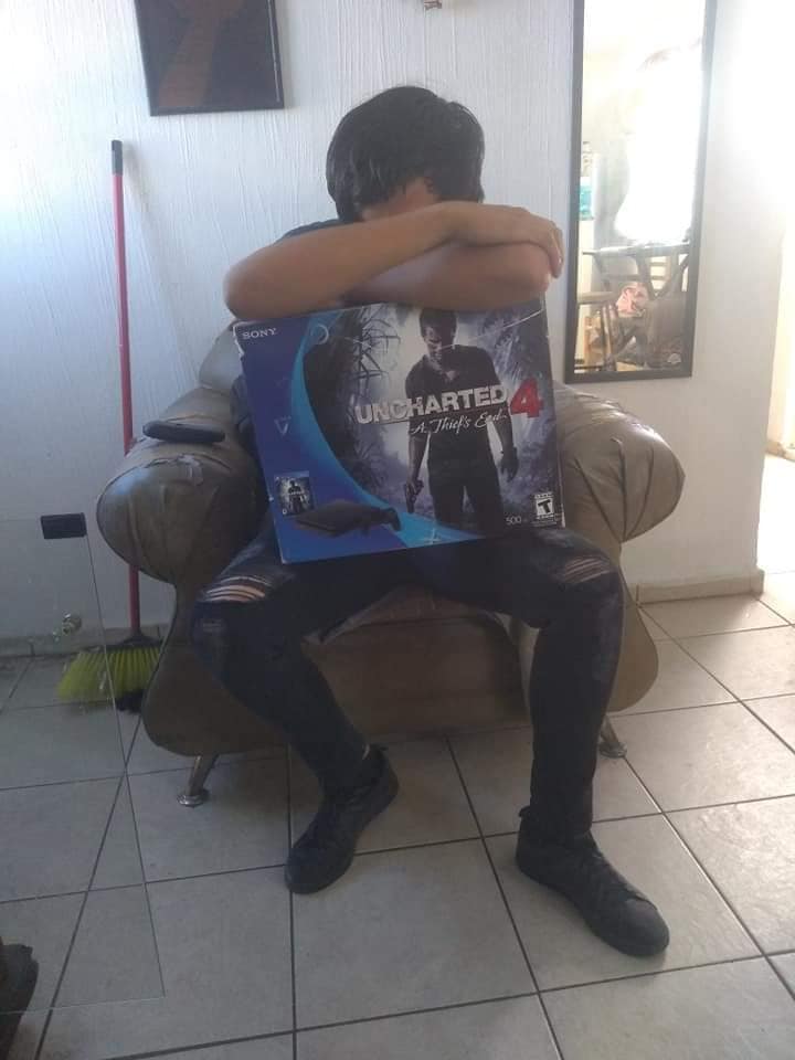 Potret pria gadai PS4 ini viral, endingnya nggak disangka bikin haru