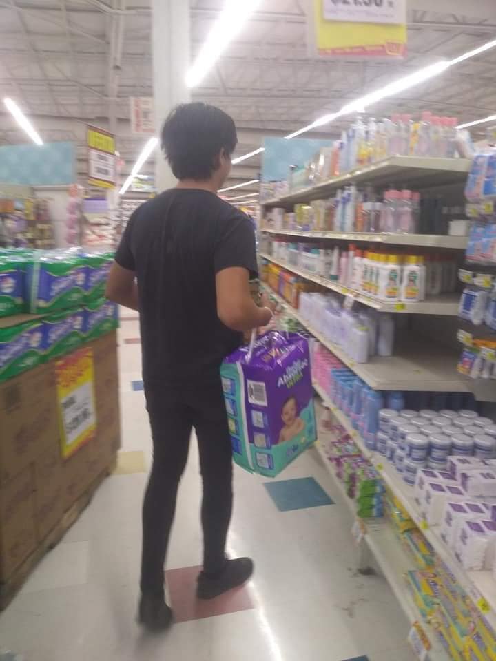 Potret pria gadai PS4 ini viral, endingnya nggak disangka bikin haru