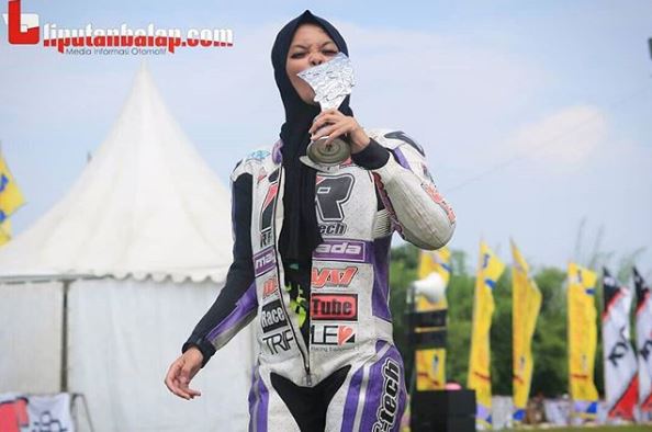 10 Pesona Kintan berkostum balap, hijaber imut garang di atas aspal