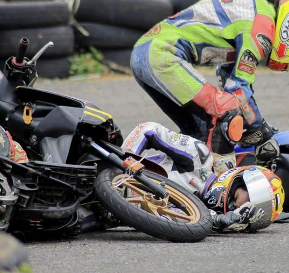 10 Pesona Kintan berkostum balap, hijaber imut garang di atas aspal