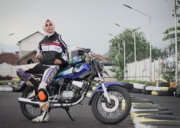 10 Pesona Kintan berkostum balap, hijaber imut garang di atas aspal