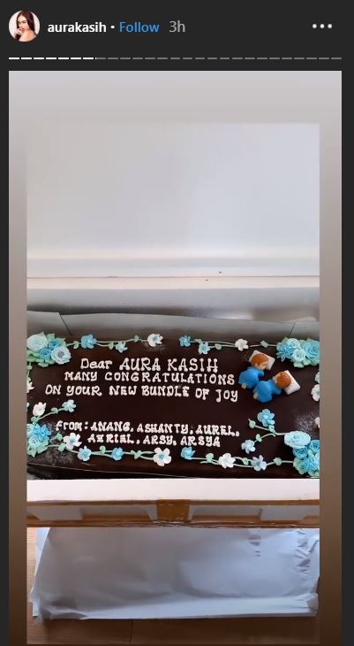 13 Potret momen baby shower Aura Kasih, jualan rujak bareng suami