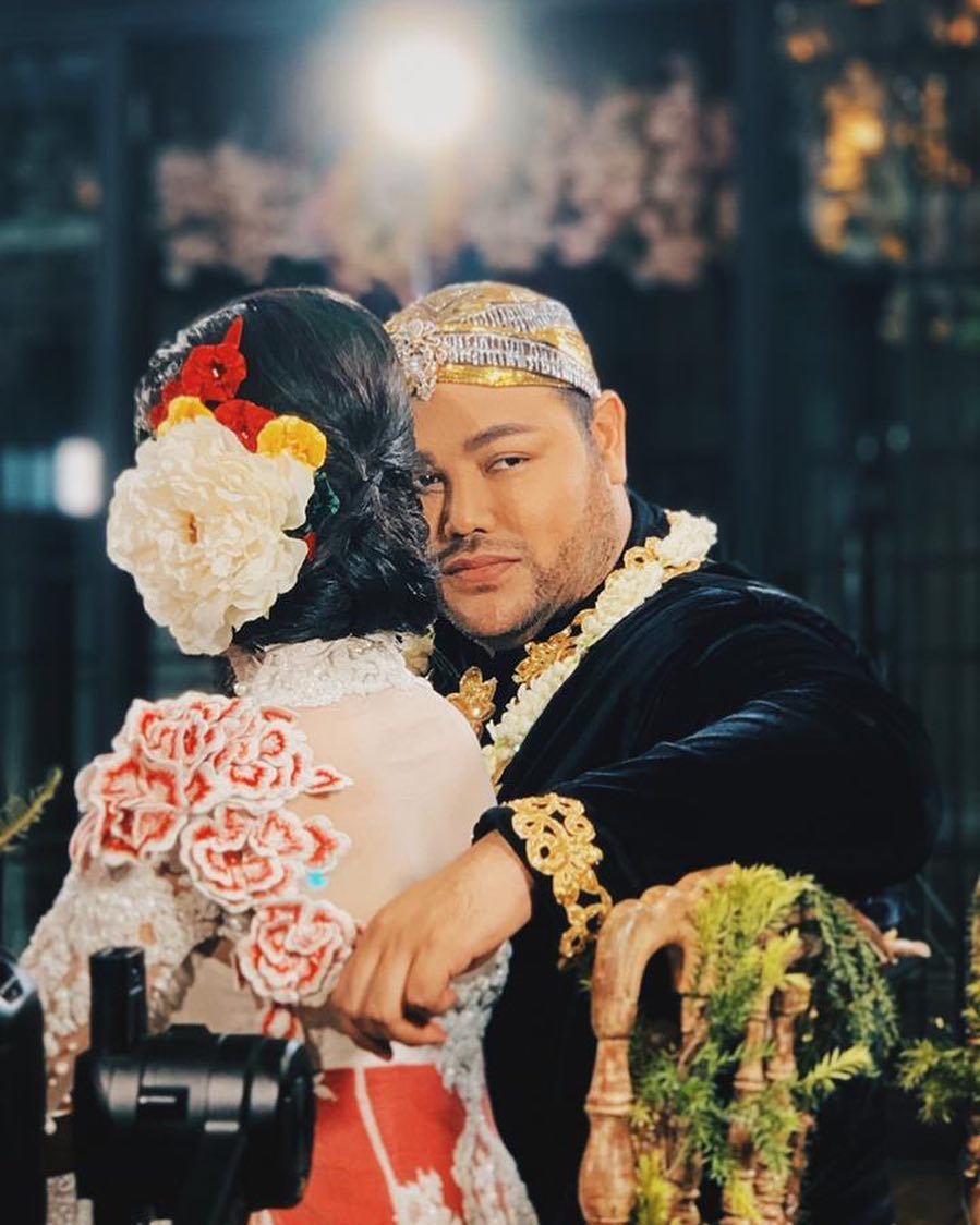 7 Potret serasi Ivan Gunawan & Ayu Ting Ting berbusana pengantin
