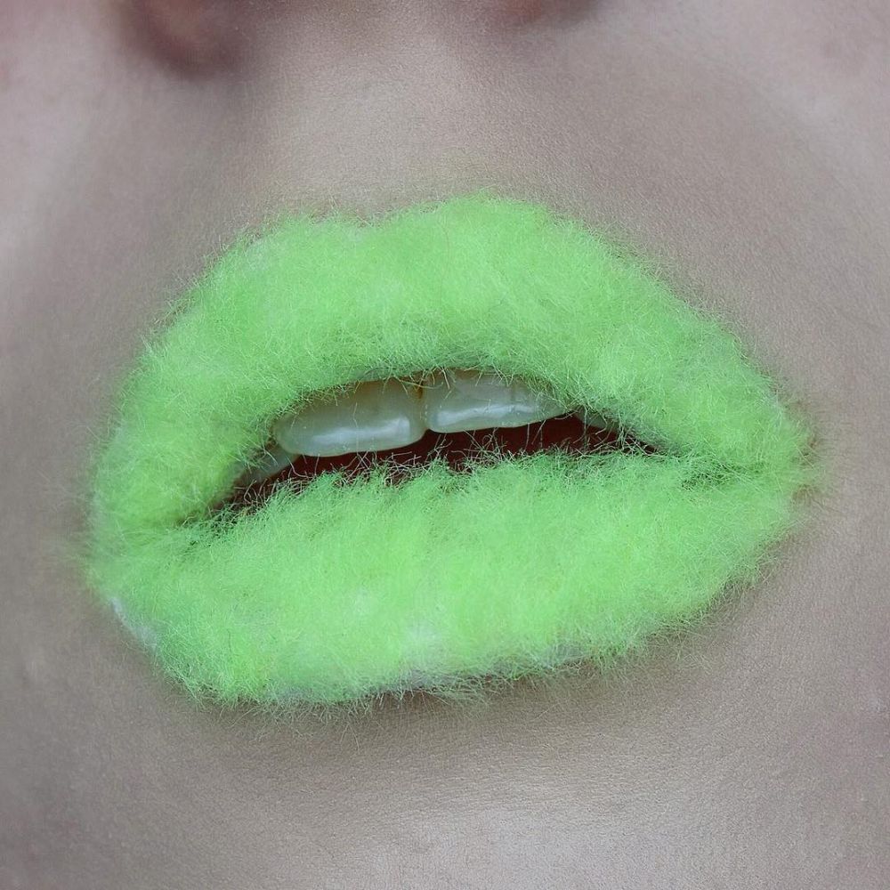 15 Ide fashion ini absurd abis, ada bibir berbulu