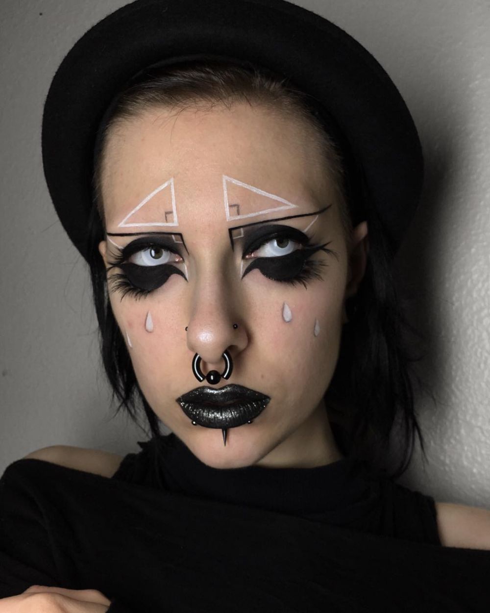 15 Ide fashion ini absurd abis, ada bibir berbulu