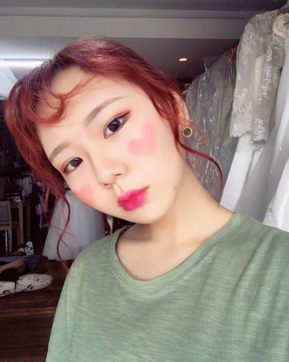 15 Ide fashion ini absurd abis, ada bibir berbulu