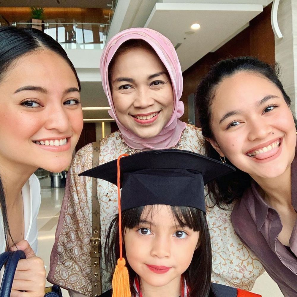 8 Potret wisuda Sienna putri Marshanda, pesan sang ibu bikin haru
