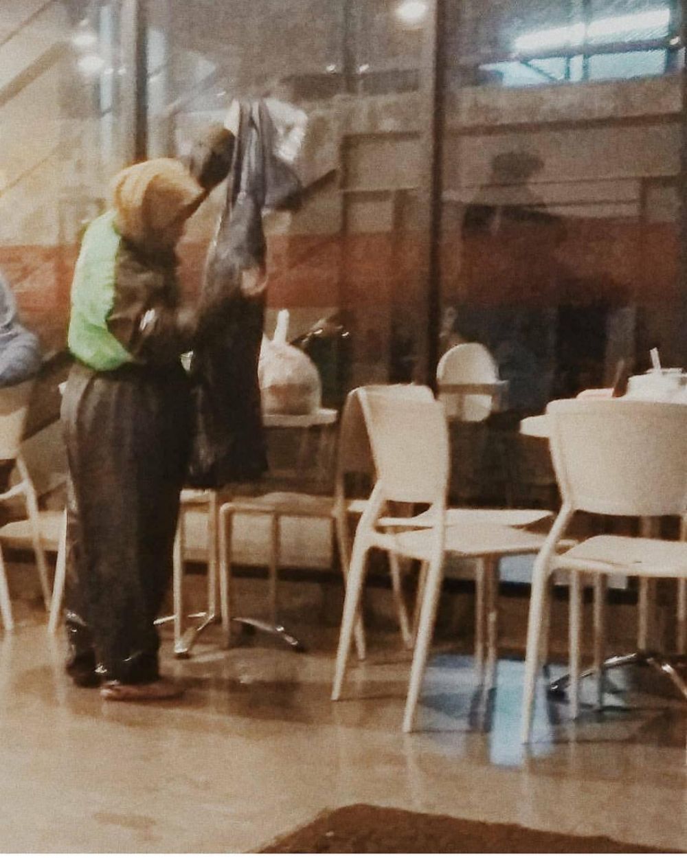 8 Potret perjuangan ojek online antar pesanan ini bikin haru