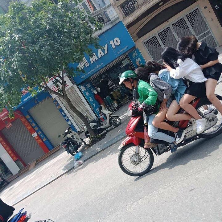 8 Potret perjuangan ojek online antar pesanan ini bikin haru