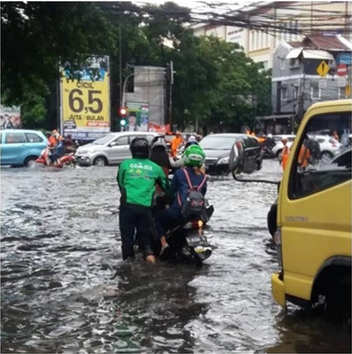 8 Potret perjuangan ojek online antar pesanan ini bikin haru