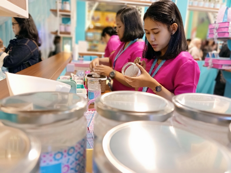 Kamu bisa bikin bingkisan spesial & unik di studio ini, nih 4 faktanya