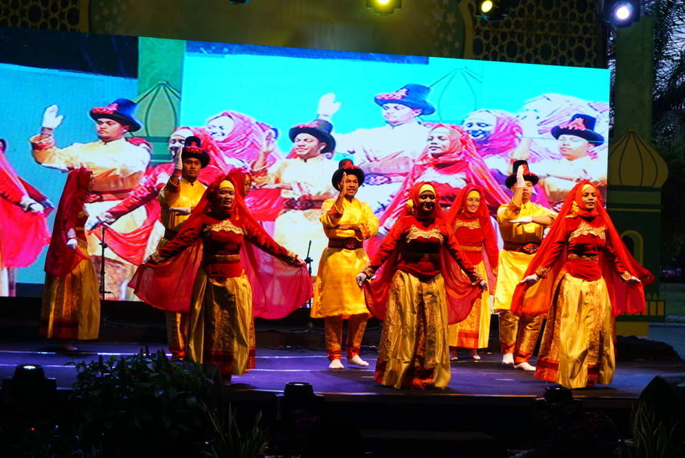 Cuma latihan 4 hari, mahasiswa bule sukses menari kuntulan