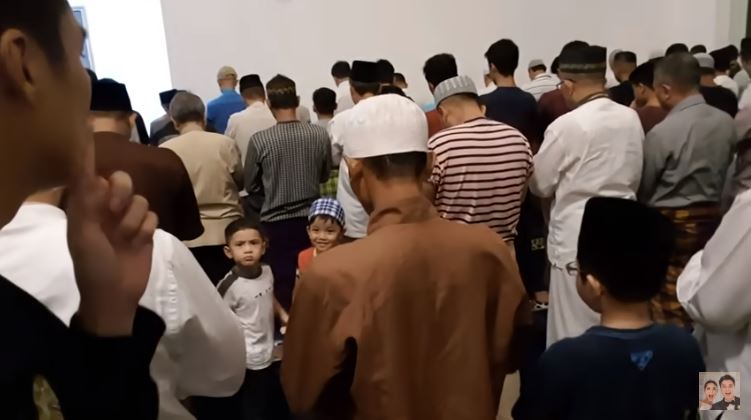 Ekspresi salah tingkah Rafathar saat tak salat dipergoki Baim Wong