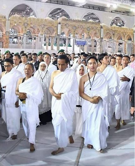 Deretan Seleb & tokoh ini hadiahi umrah guru ngaji, dermawan banget