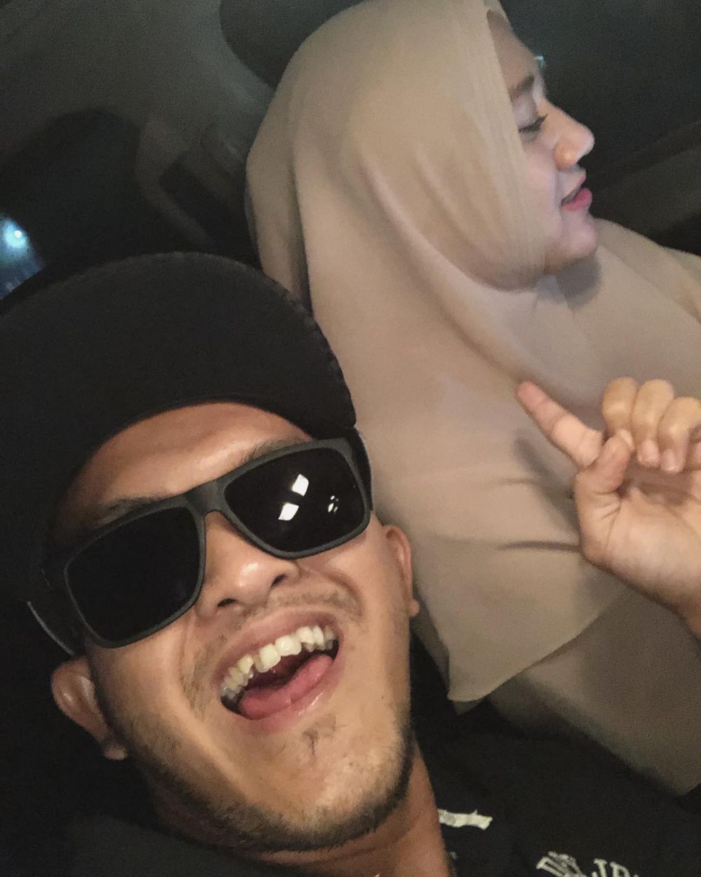 8 Potret kemesraan Caisar dan istri barunya yang jarang tersorot