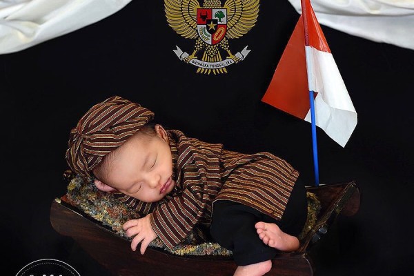 5 Anak seleb pemotretan newborn dengan baju adat, ada Sedah Mirah