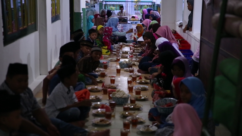 Takjil bubur lodeh, tradisi di Masjid Sabilurosyad sejak abad 16