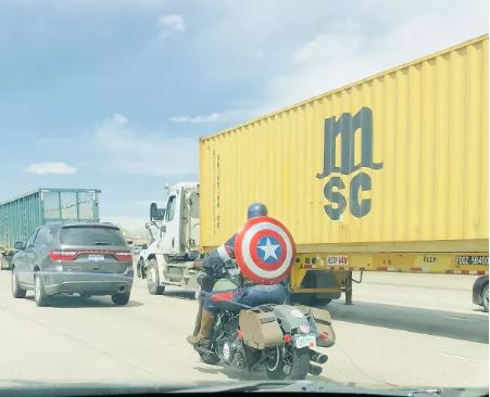 15 Potret absurd di jalan raya ini bikin heran