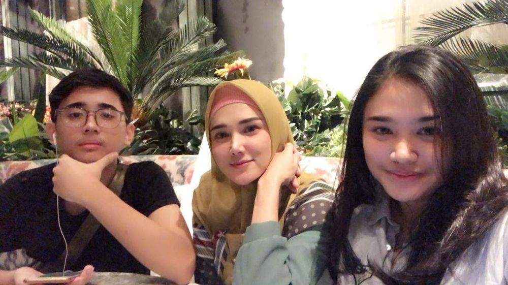 Jarang terekspos, ini 5 momen kedekatan Mulan Jameela dan putranya