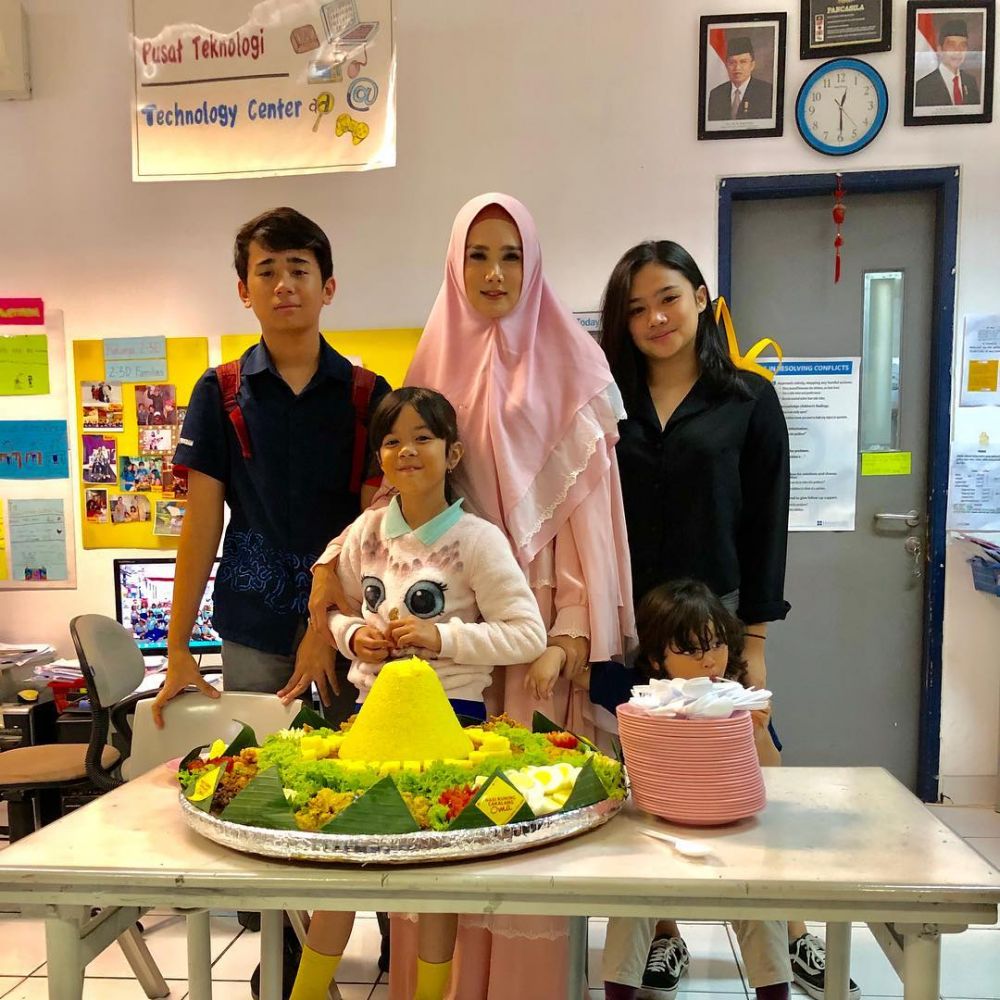 Jarang terekspos, ini 5 momen kedekatan Mulan Jameela dan putranya