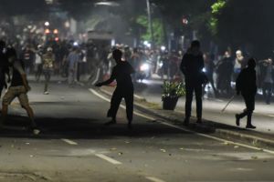 Kerusuhan pecah, tembakan gas air mata berbalas lemparan batu